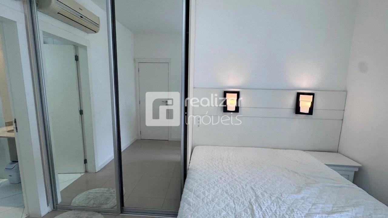 One-bedroom apartment with a mountain view — photo 13