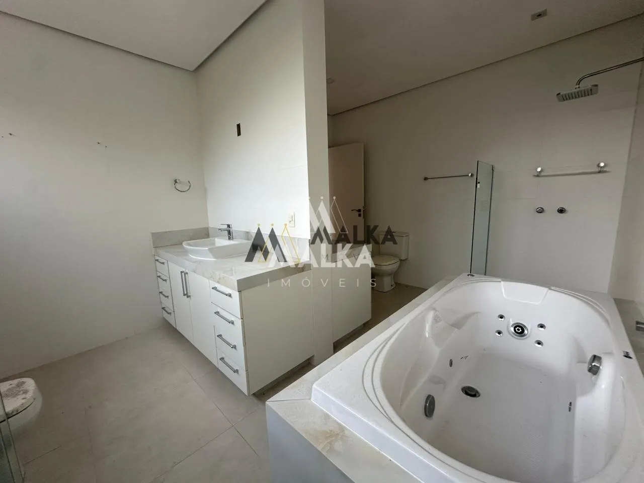 461 m² house with 3 en-suite bedrooms and private garden — photo 34