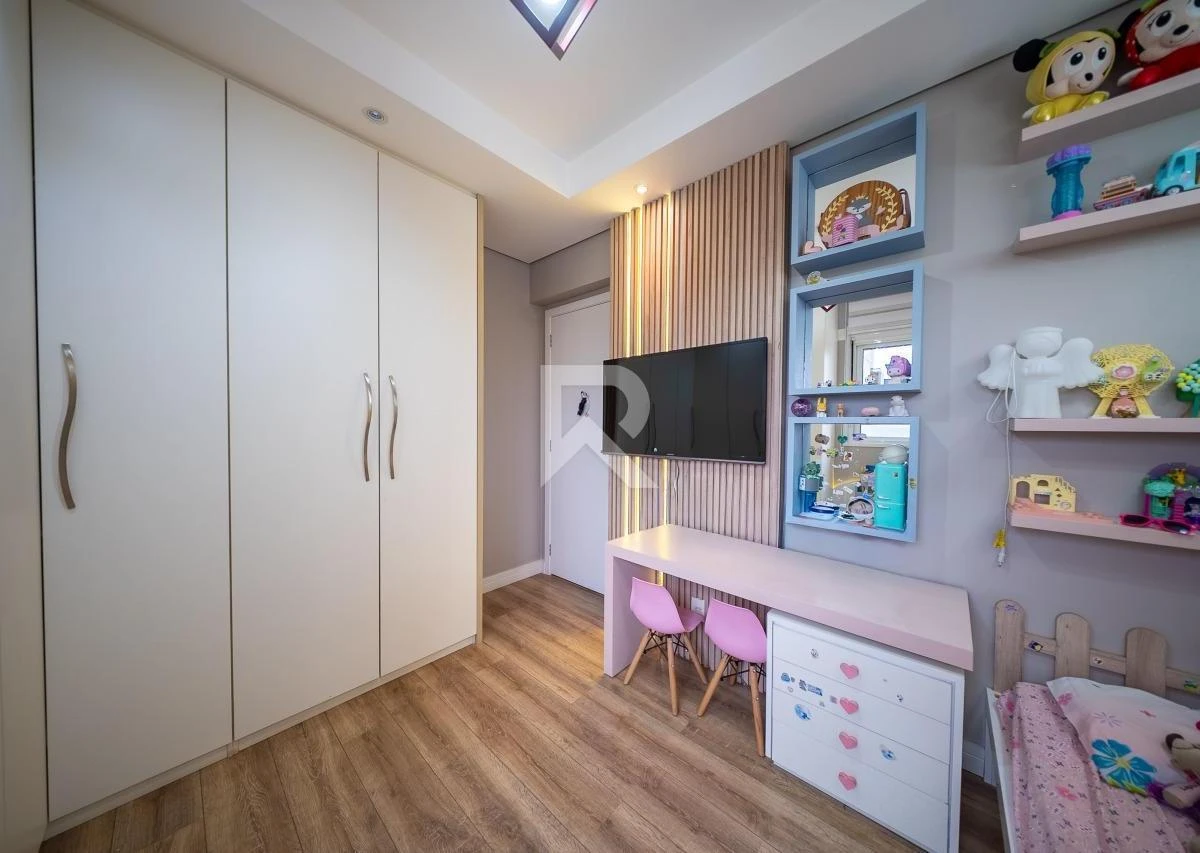 Glass-enclosed balcony in a 3-bedroom apartment, 166 m² — photo 41