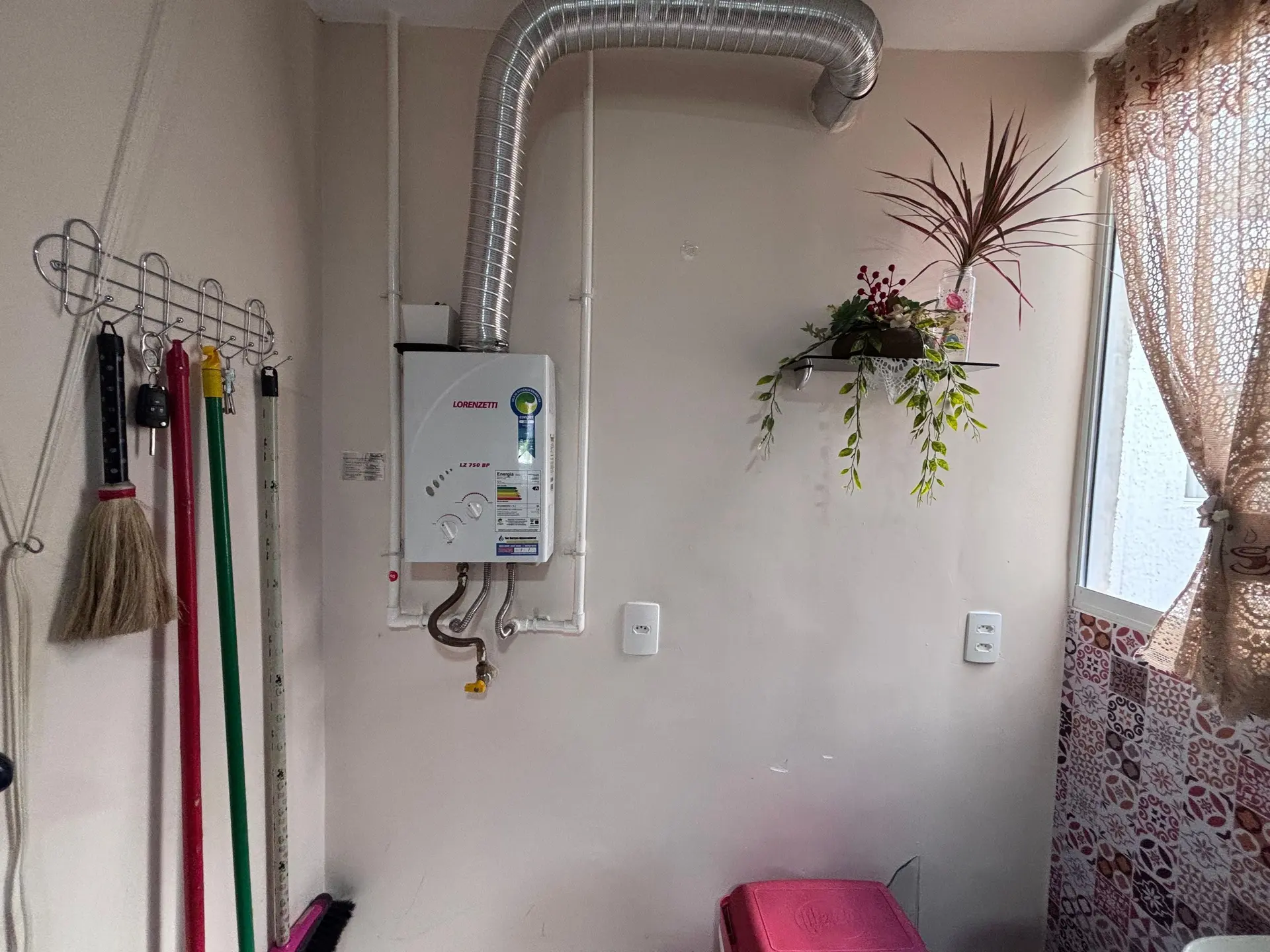Furnished 2-bedroom apartment with open-plan gas kitchen — photo 19