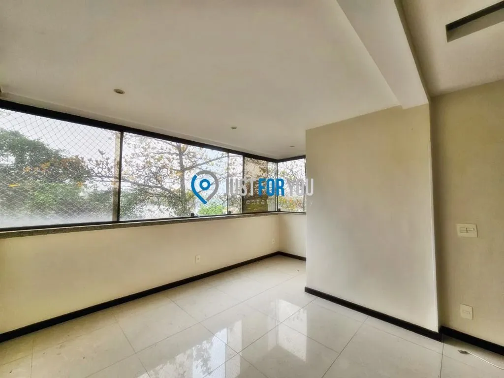 Apartamento com 3 dormitórios e varanda fechada de vidro — photo 9
