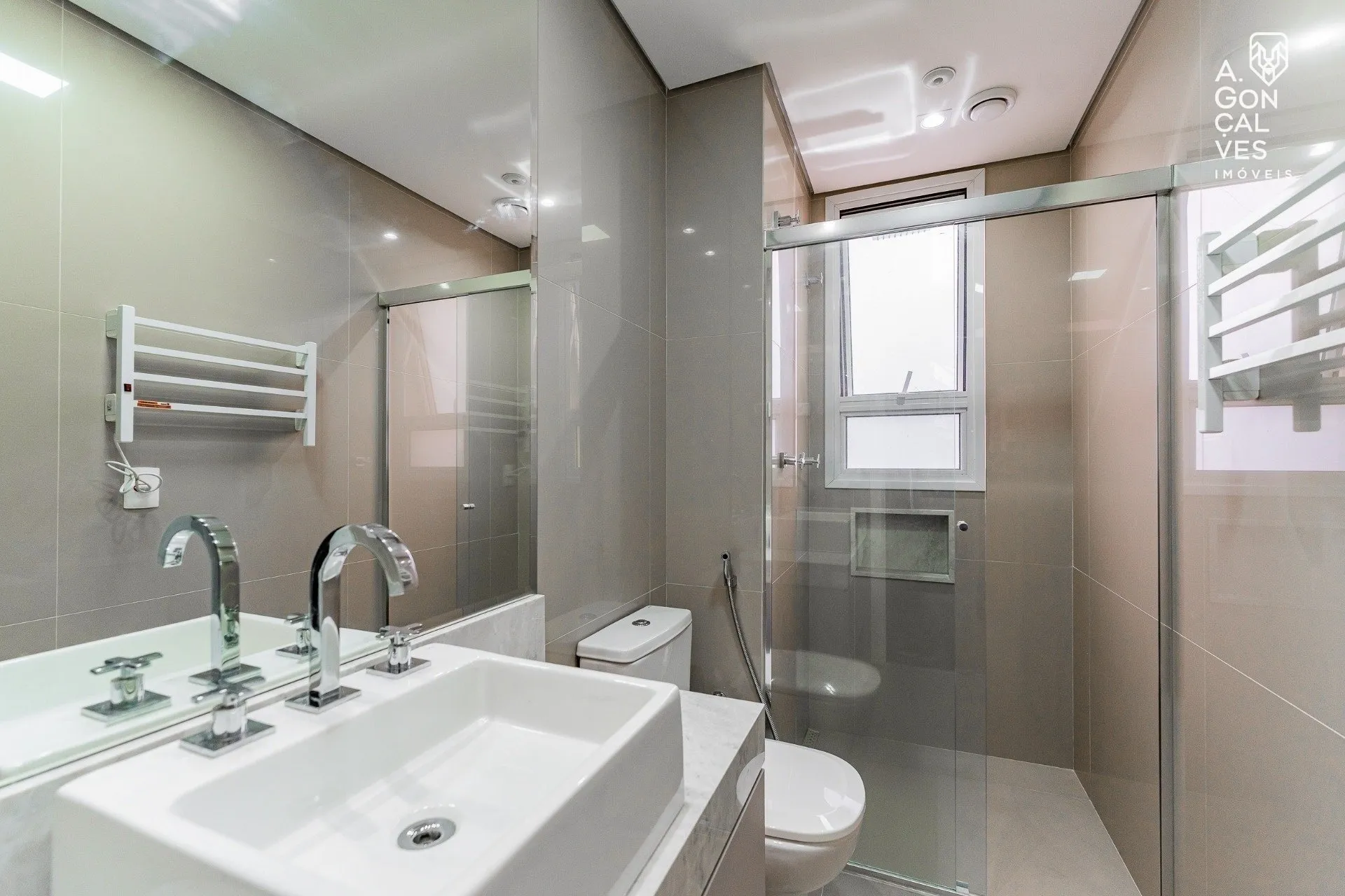 Furnished 260 m² apartment with 4 en-suite bedrooms