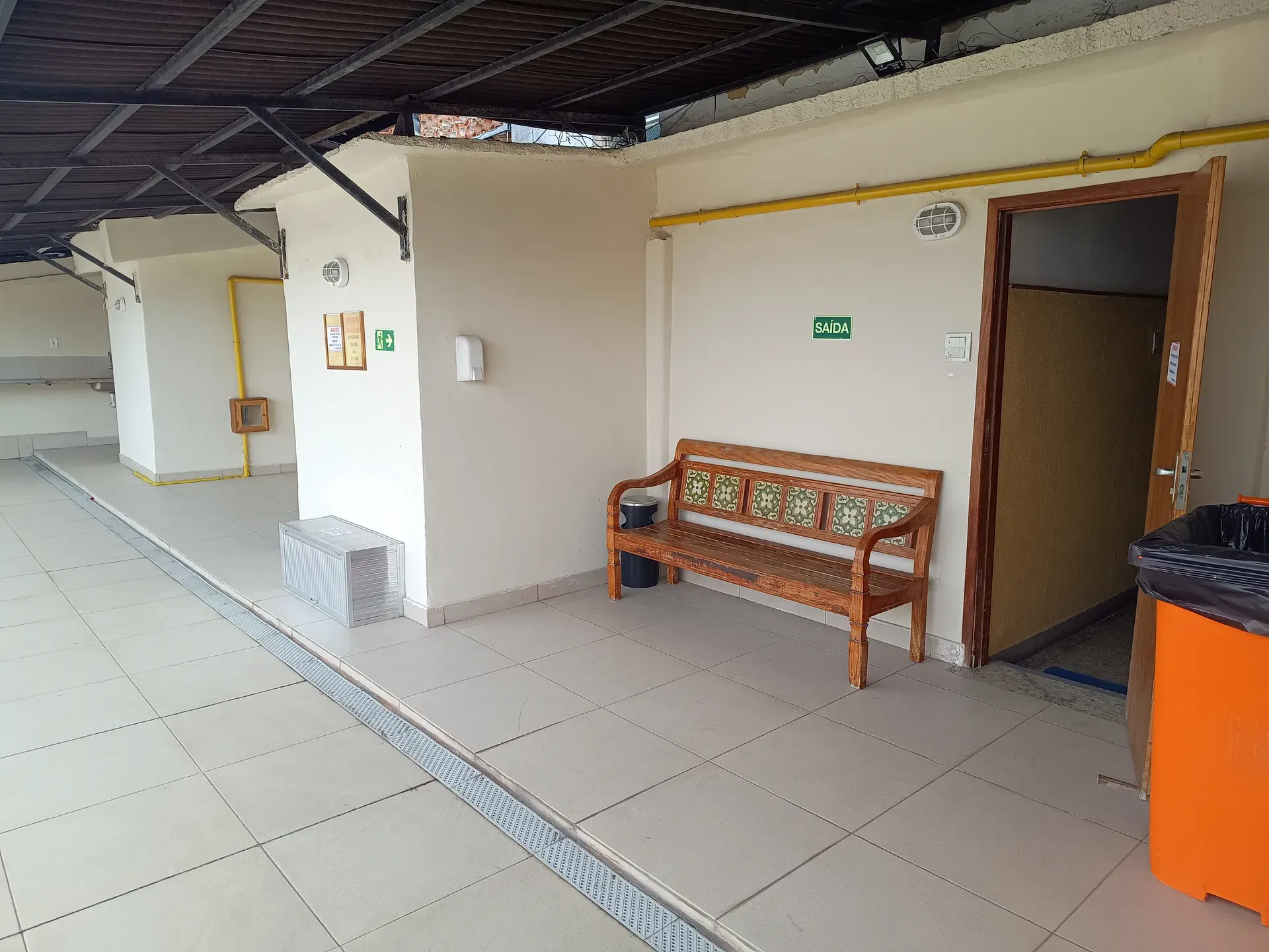 Balcony with a grill in a one-bedroom apartment, 30 m² — photo 18