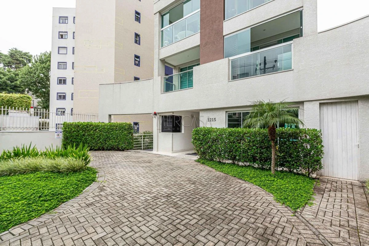 One-bedroom apartment in a building with a pool — photo 38