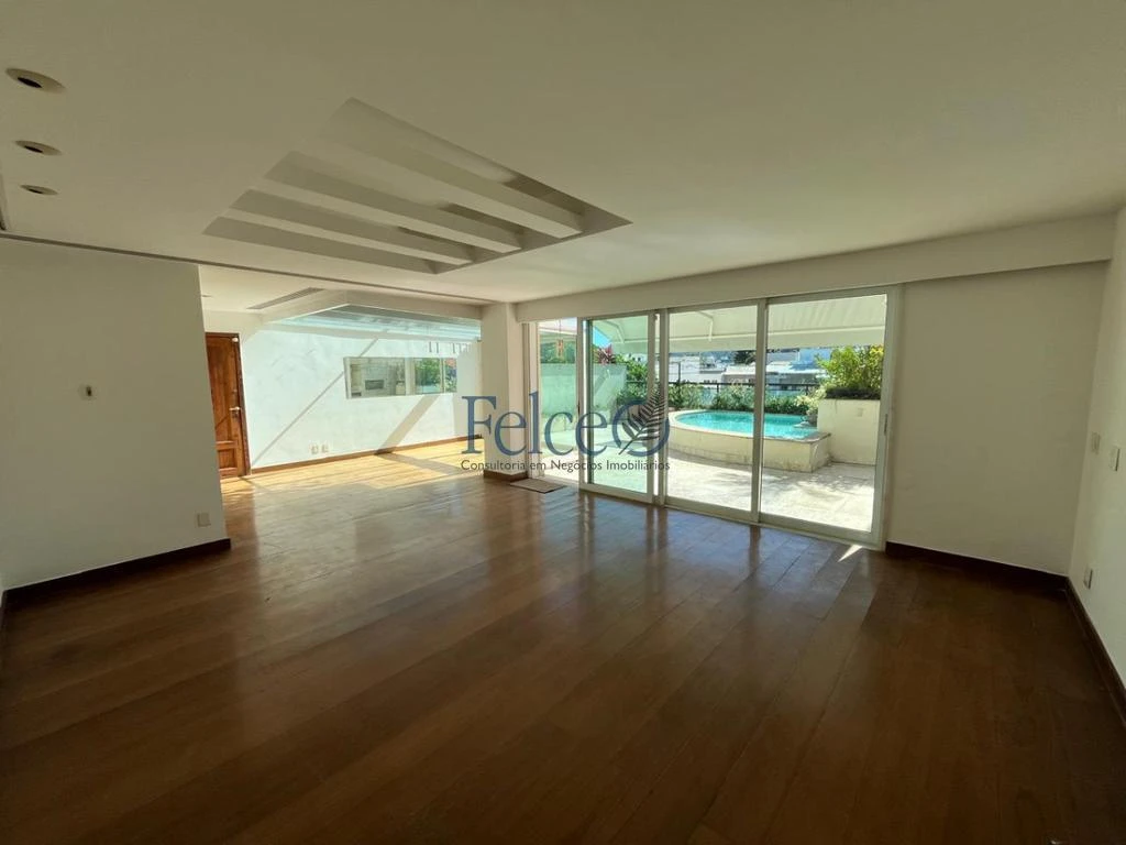 Penthouse apartment with 4 en-suite suites — photo 13