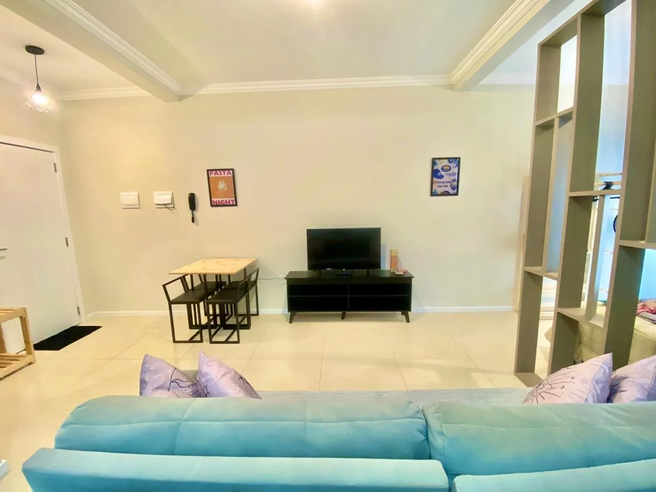 Furnished 1-bedroom apartment with open-plan kitchen — photo 19
