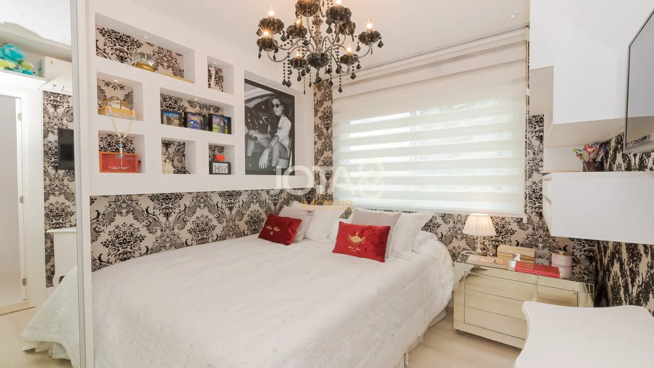 298 m² apartment with 3 en-suite bedrooms and balcony — photo 13