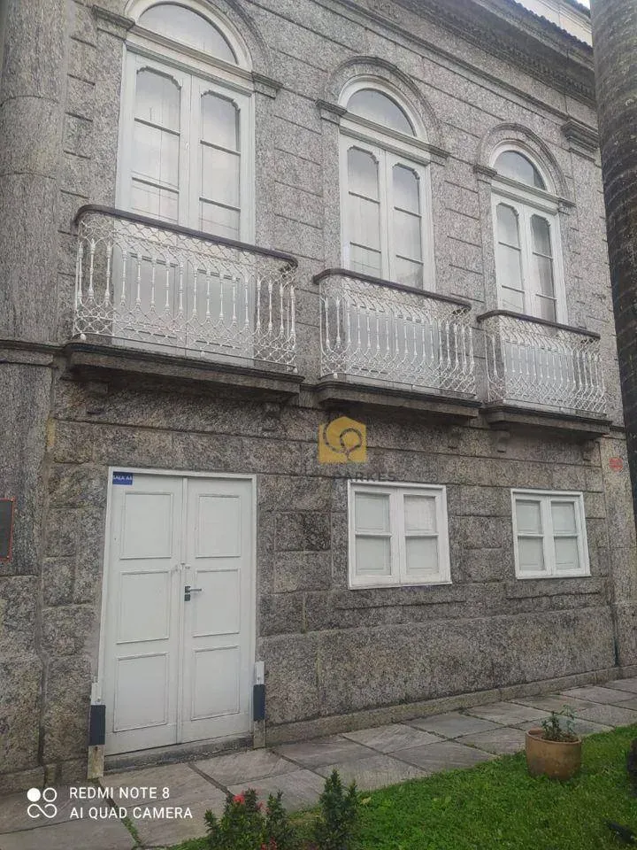 Casa com 2 dormitórios e piso de madeira na sala — photo 45