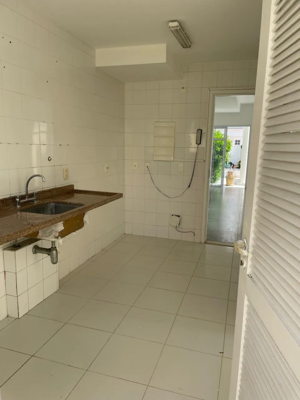 House with 5 bedrooms and 4 bathrooms, closed kitchen — photo 2