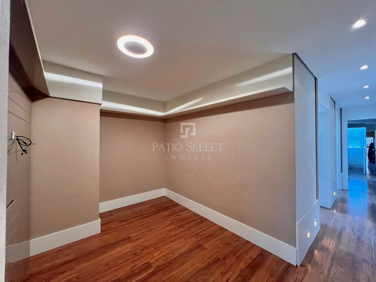 Гардеробная и 3 спальни: квартира 180 м² — photo 63