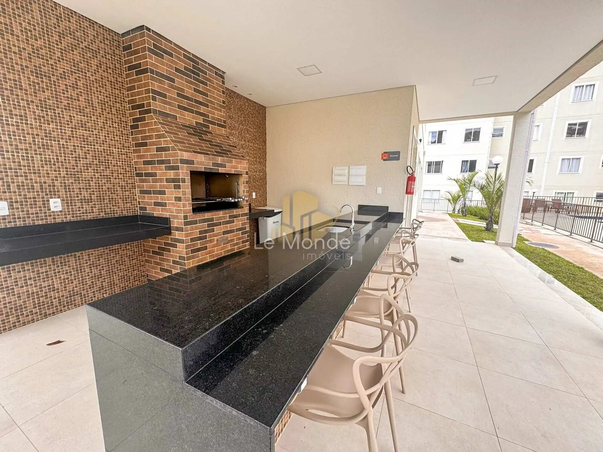 2-bedroom apartment with open-plan kitchen and gas stove — photo 35