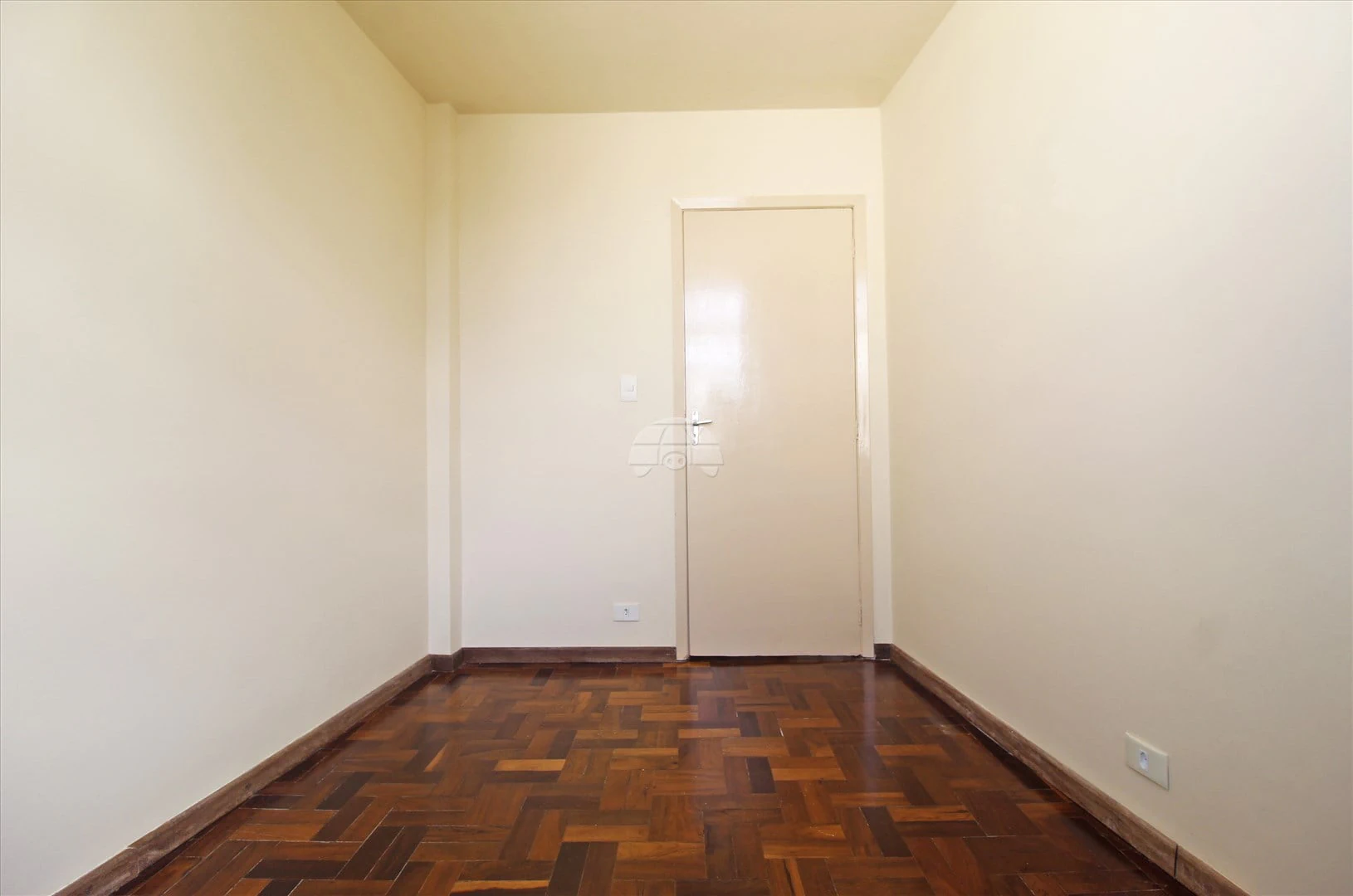 2-bedroom apartment with wood or laminate floors — photo 8