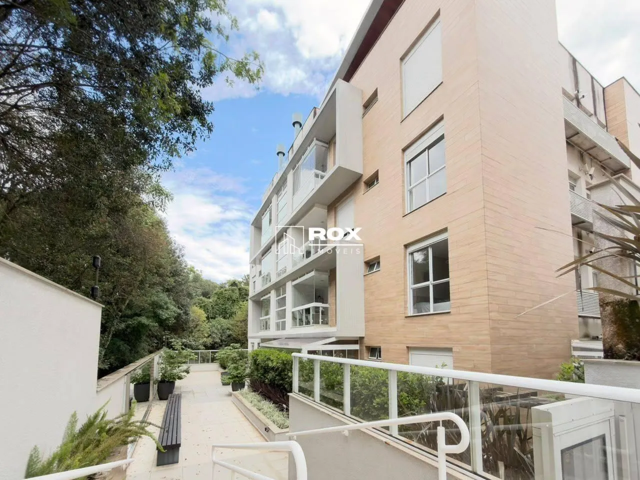 Glass-enclosed balcony in a 3-bedroom apartment, 105 m² — photo 13