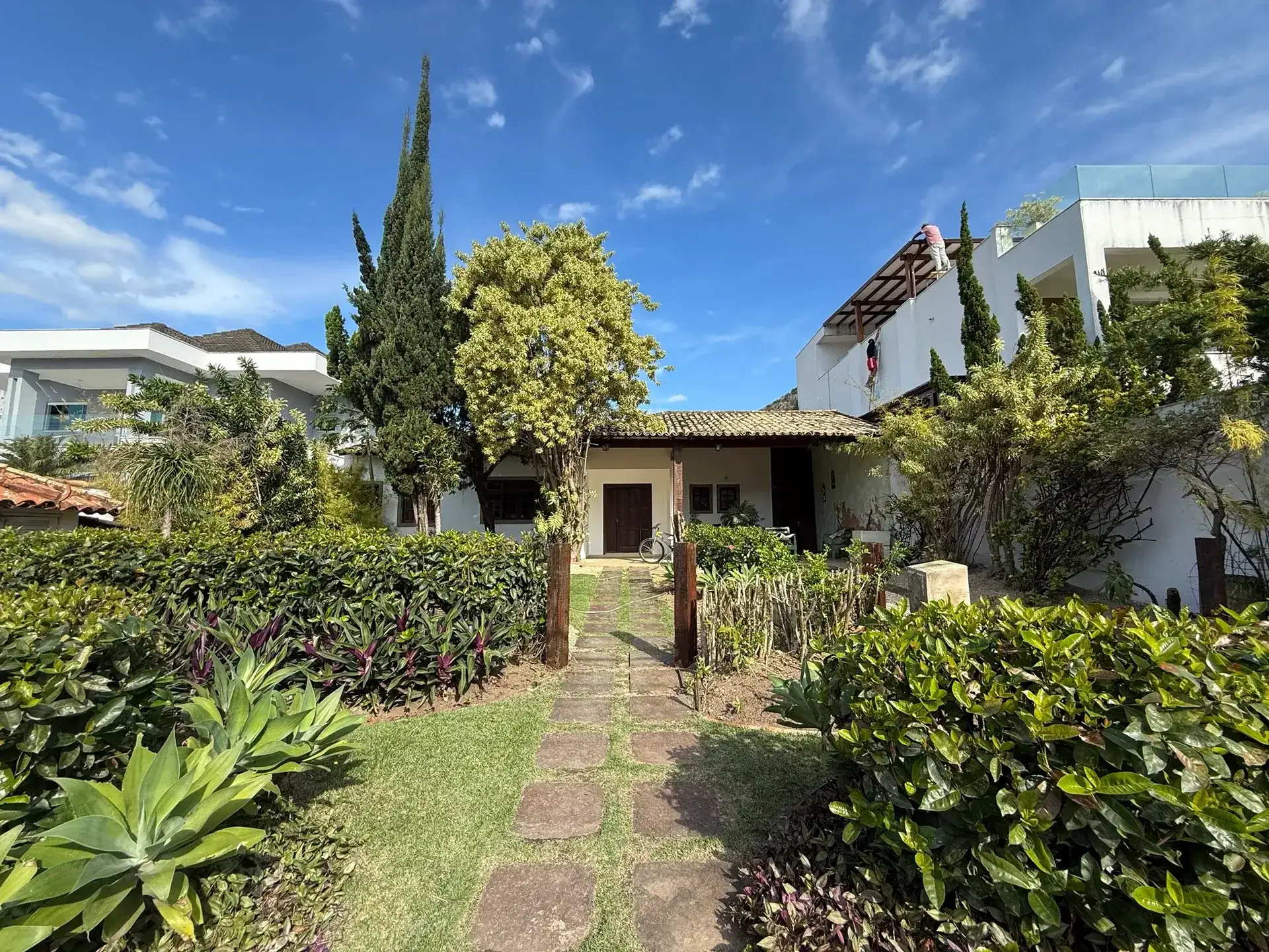 Furnished house, 350 m², with a glass-enclosed balcony — photo 4