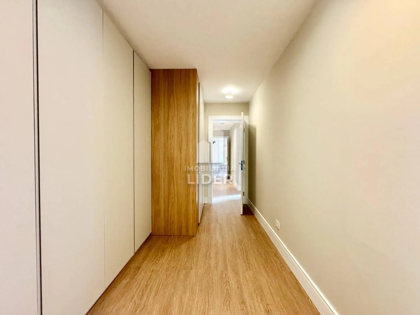 Apartment with 4 bedrooms and 3 parking spots, balcony — photo 36