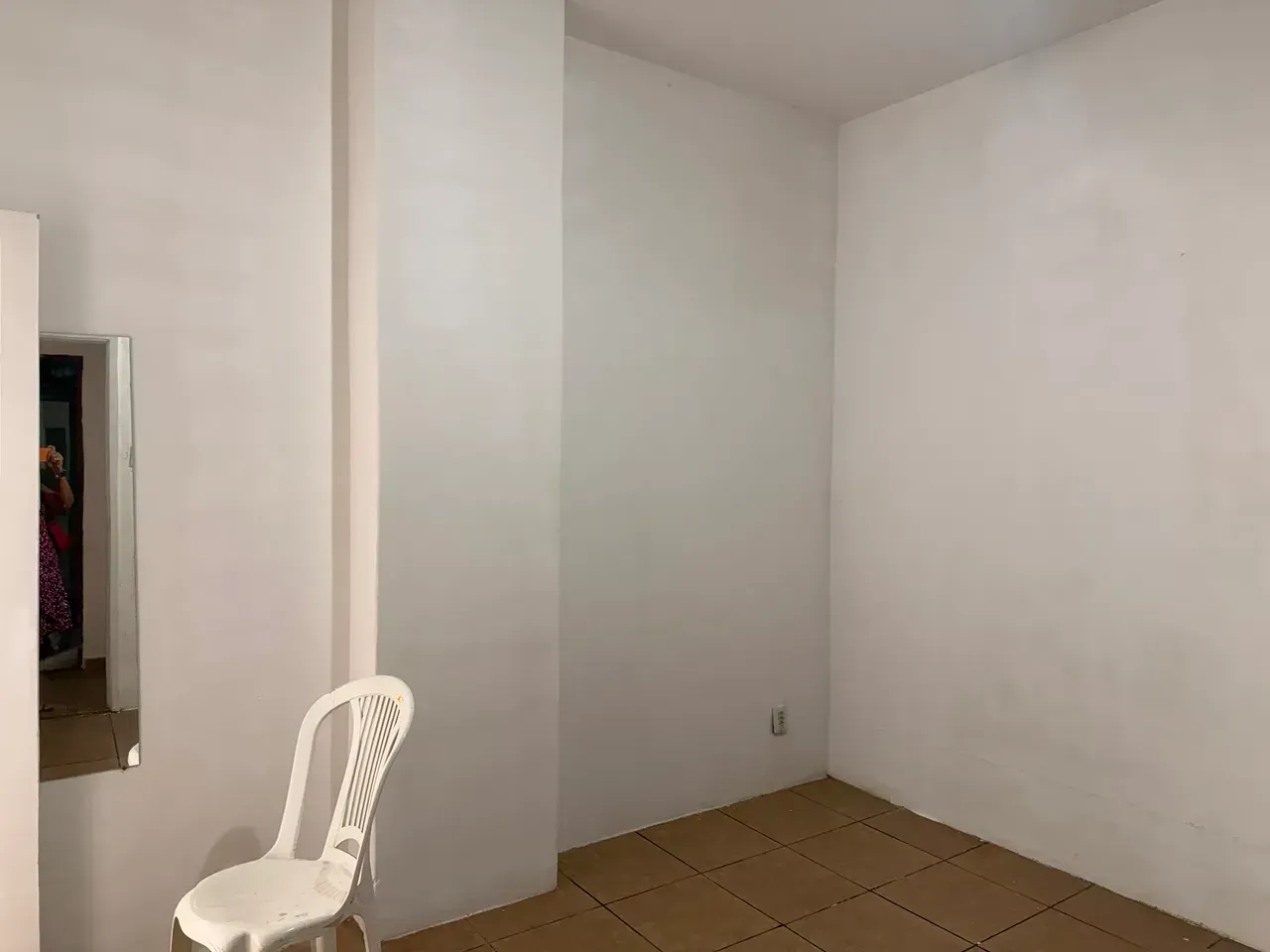 2-bedroom apartment with 1 bathroom and glass shower — photo 3