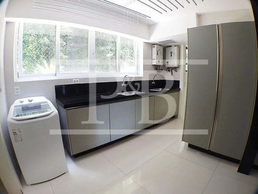 4-bedroom apartment with glassed-in balcony — photo 36