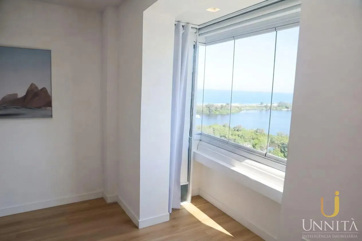 Glass-enclosed balcony in a 3-bedroom apartment, 110 m² — photo 9