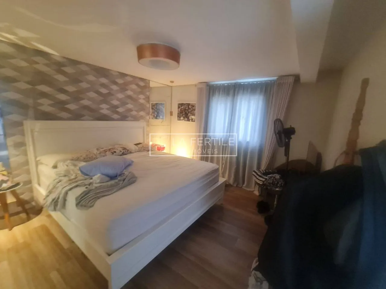 House with 3 bedrooms and floor-to-ceiling windows — photo 2