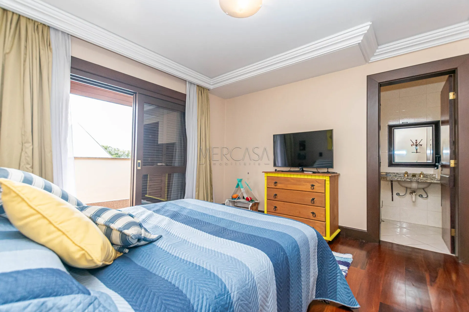3-bedroom house with a bathtub in Curitiba — photo 39