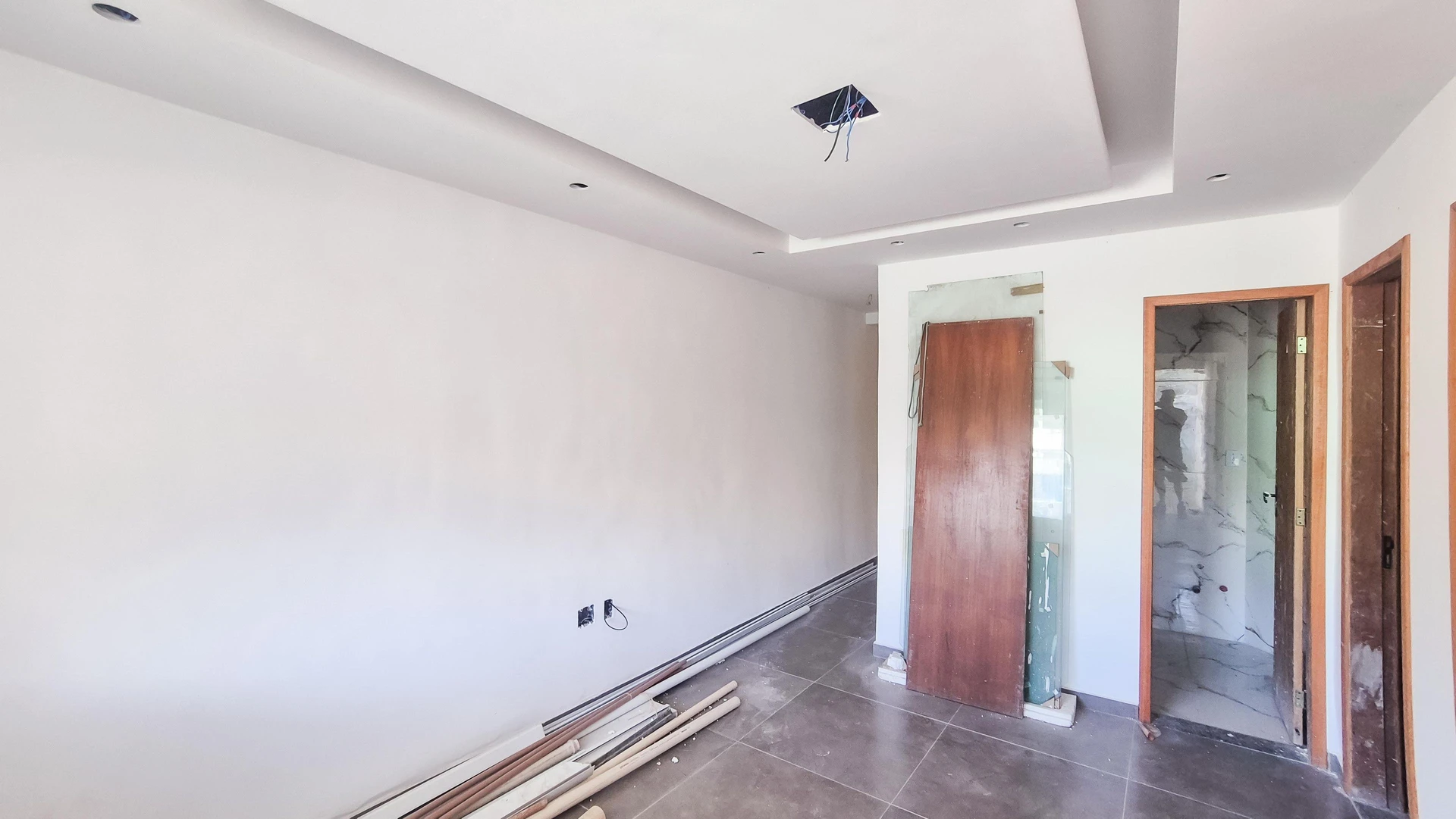 Apartamento com 2 quartos e box de vidro no banheiro — photo 25