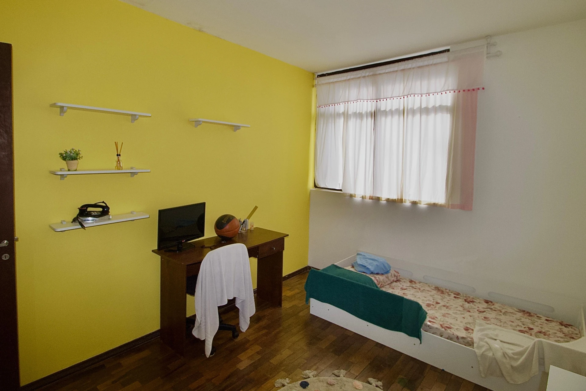 84 m² apartment with a home office and a bathtub — photo 12