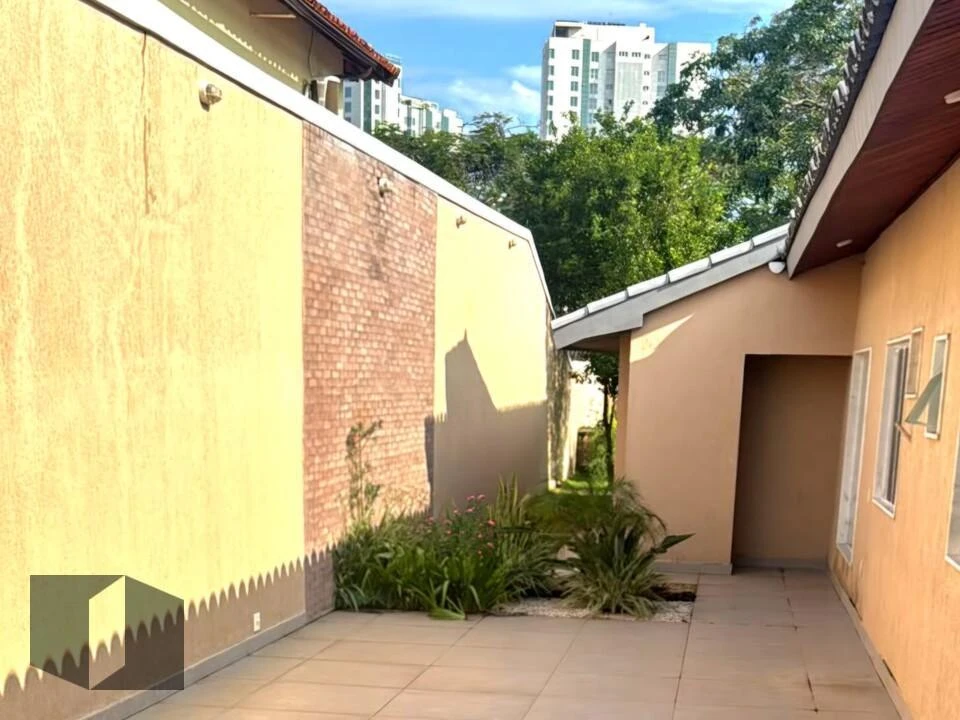 Balcony with a grill in a 4-bedroom house, 330 m² — photo 25