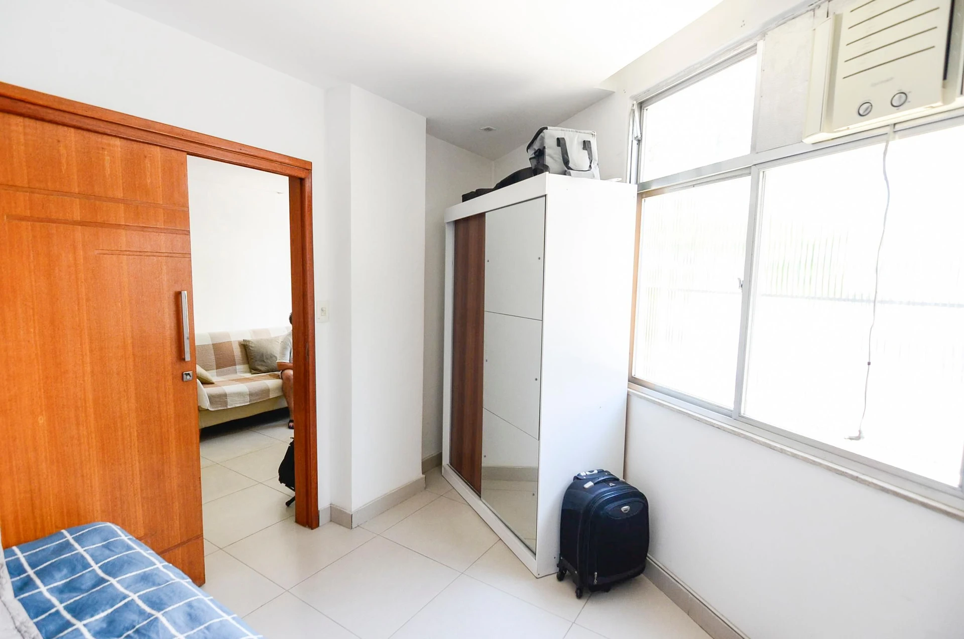 Furnished 1-bedroom apartment with en-suite and 1 parking spot — photo 18