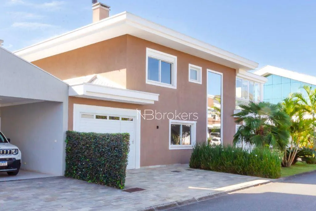 Condo house with 4 bedrooms and 5 bathrooms