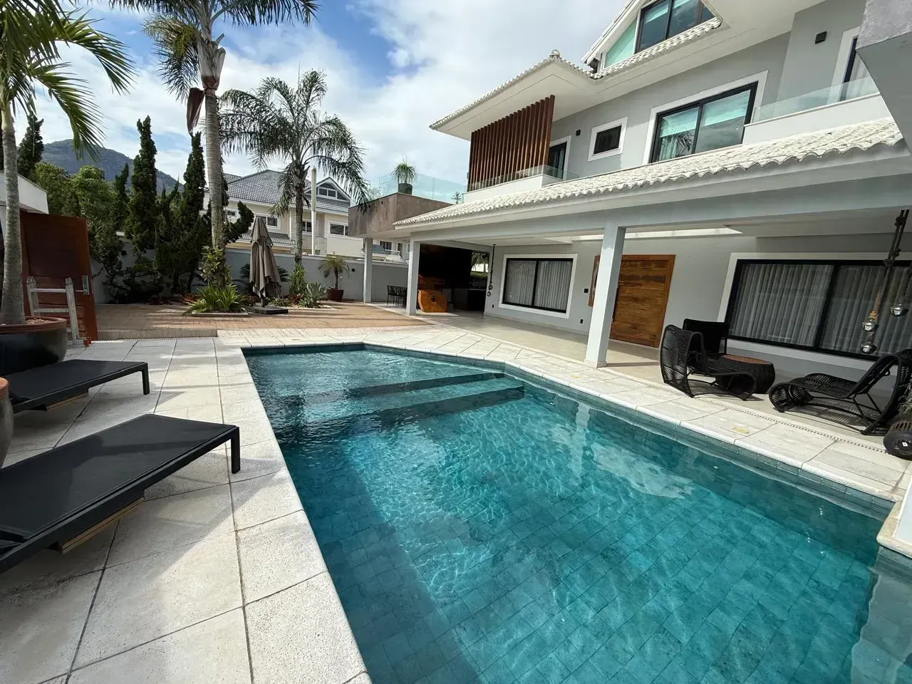 Casa mobiliada com cozinha aberta e 380 m²