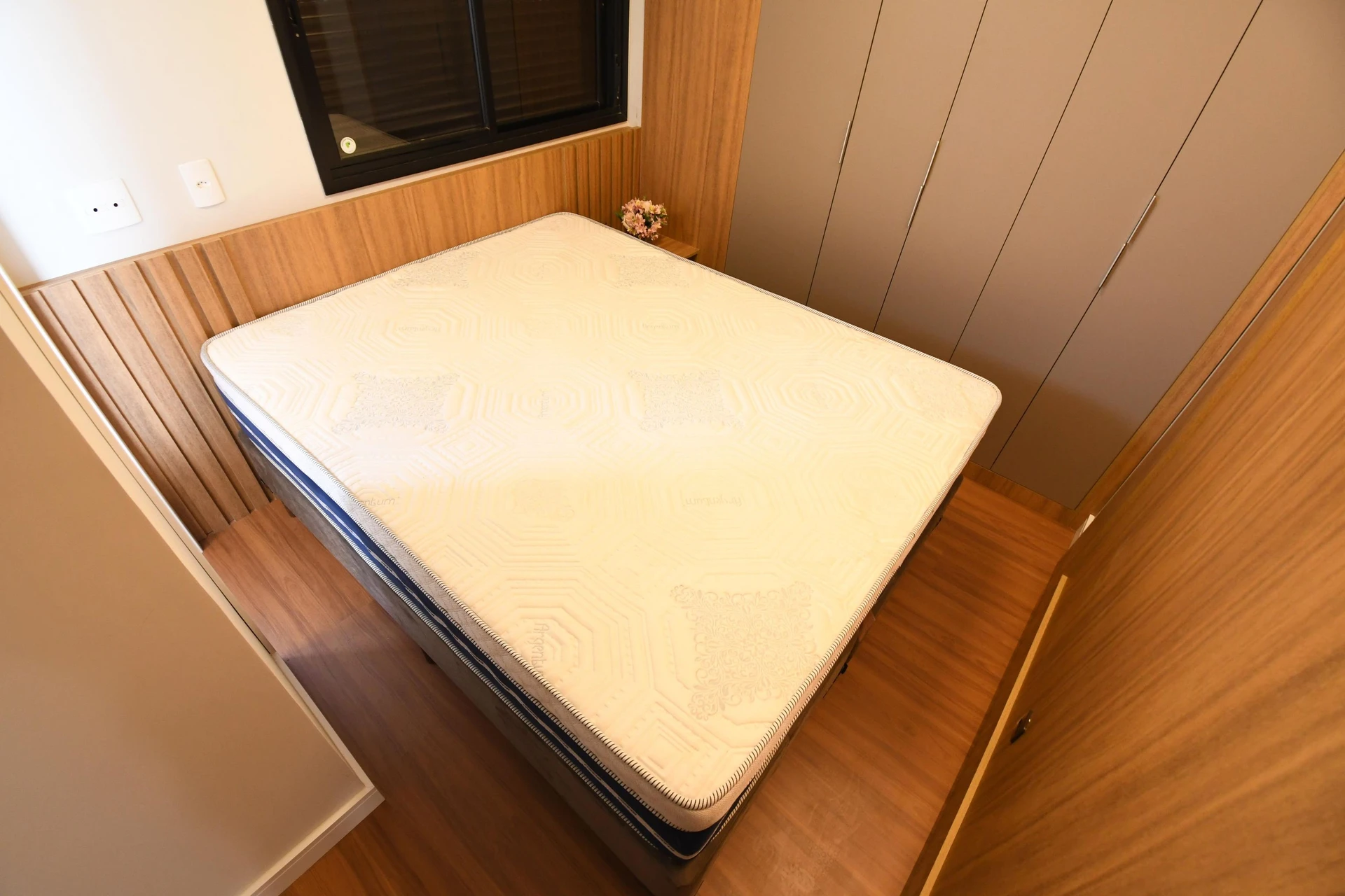 2-bedroom apartment with wood or laminate floors in Curitiba — photo 12