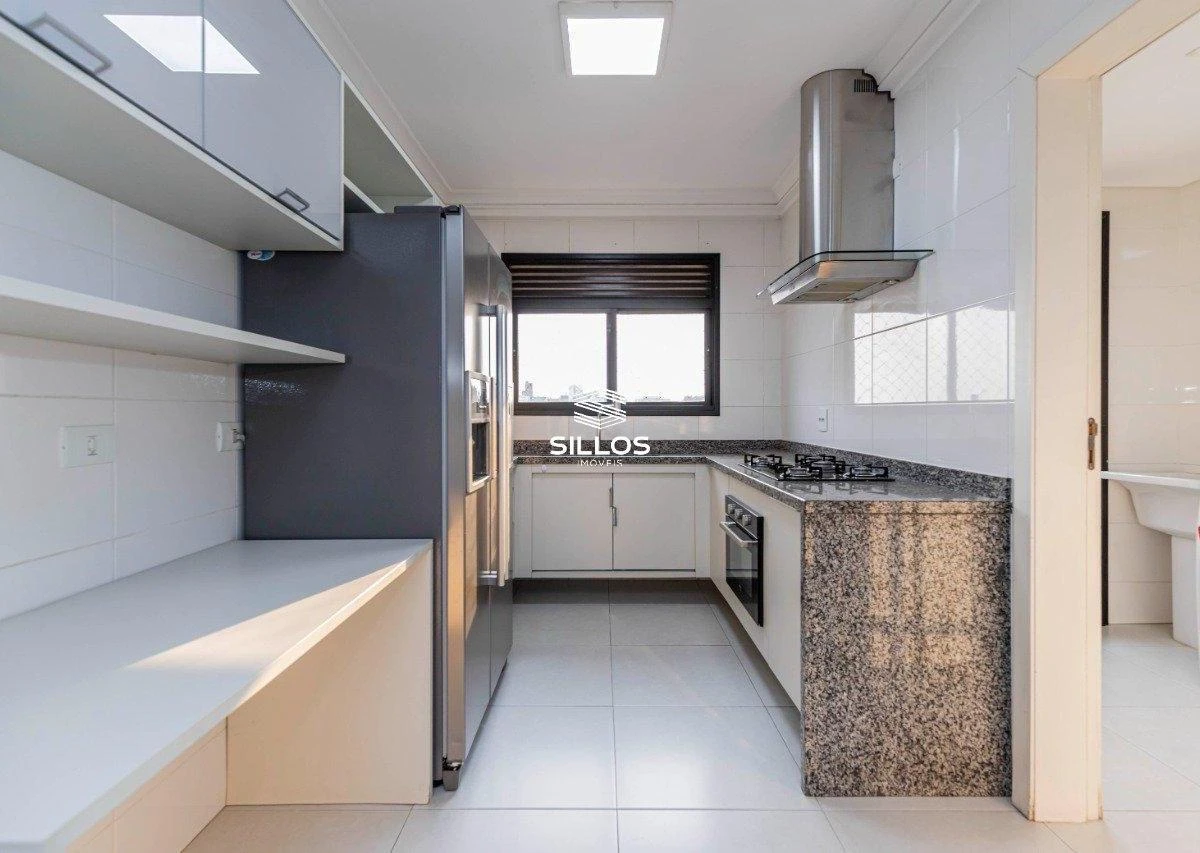 124 m² apartment with a bathtub and a walk-in closet — photo 5