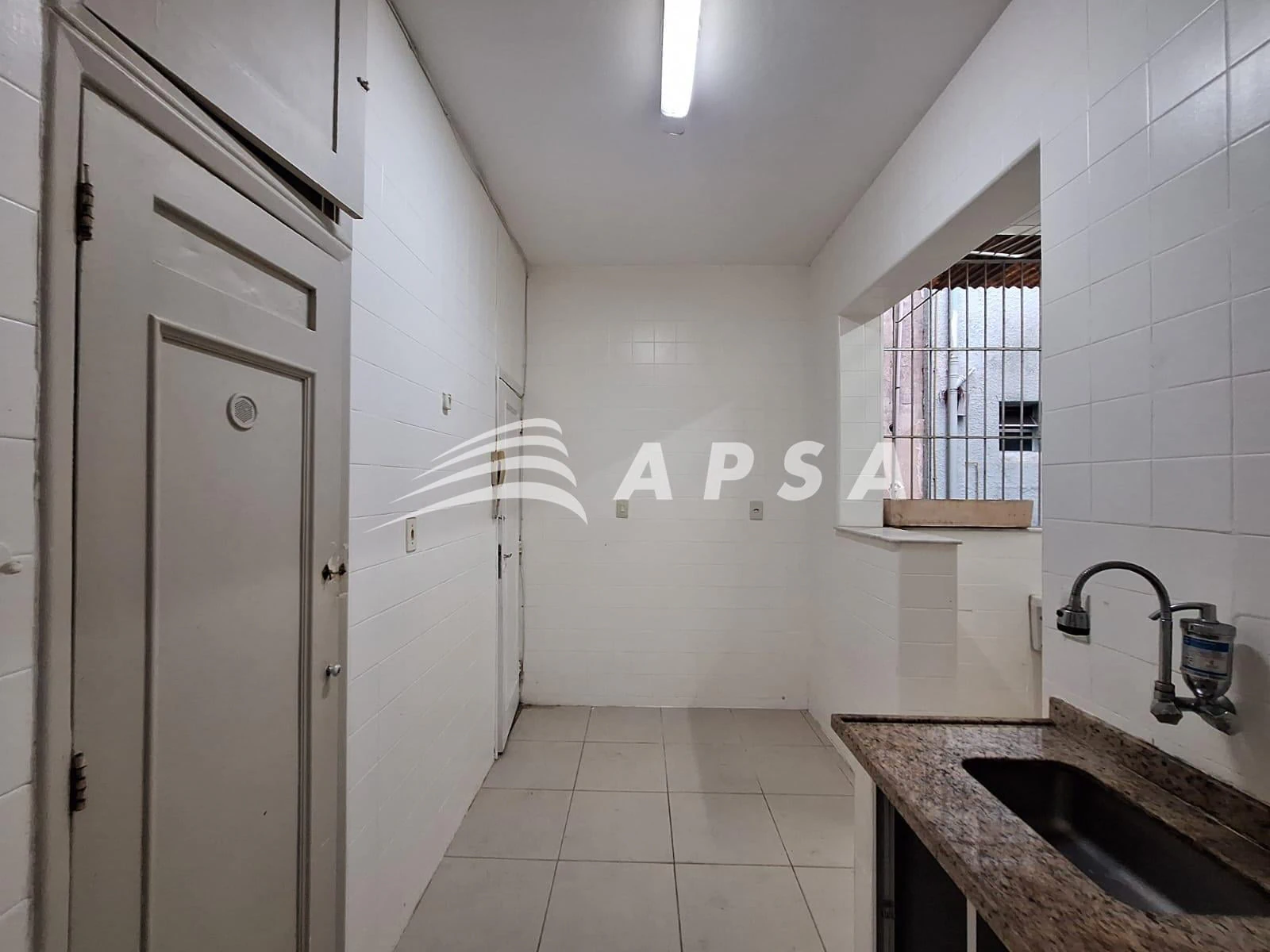 Apartamento de 2 quartos com piso de madeira ou laminado — photo 4