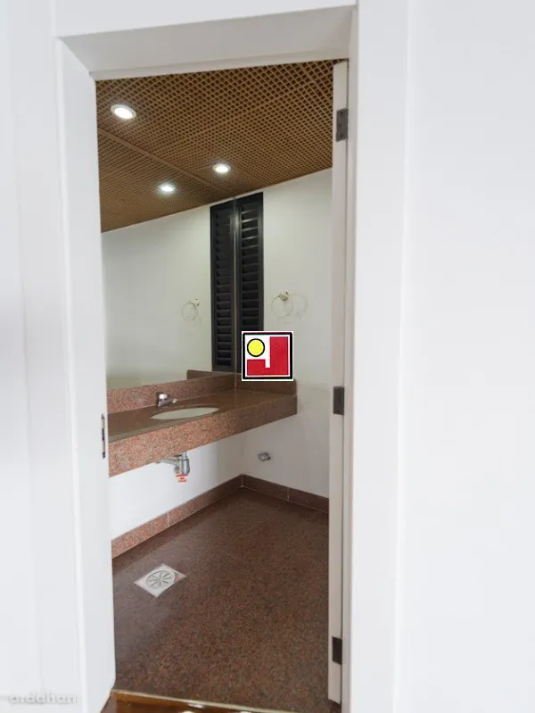 4-bedroom apartment with a glass-enclosed balcony — photo 12