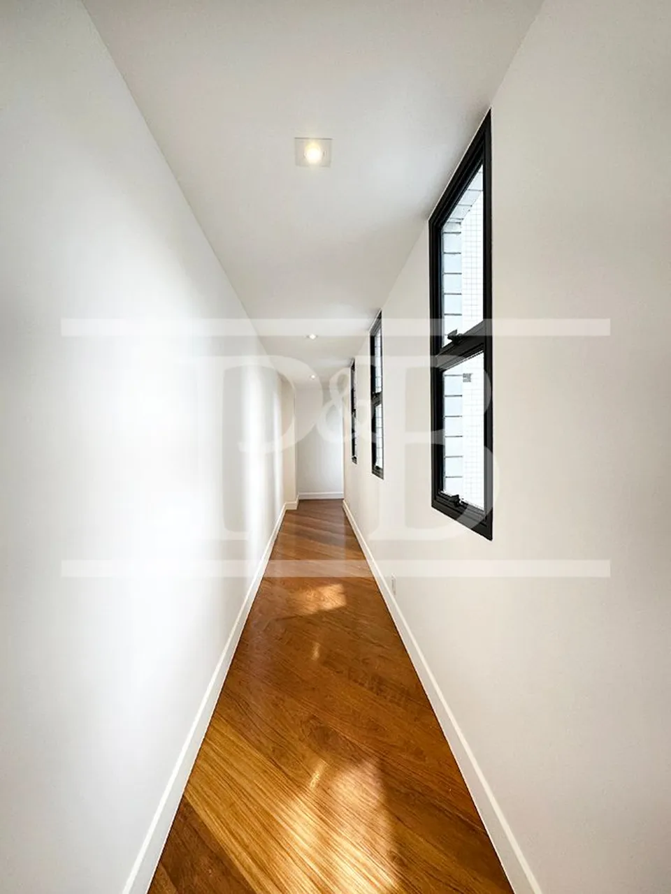 300 m² apartment with 4 bedrooms and 4 parking spots — photo 17