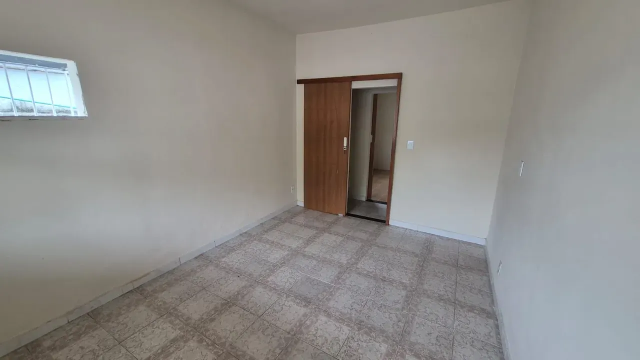 Linear street-facing house with 2 bedrooms and a backyard — photo 3