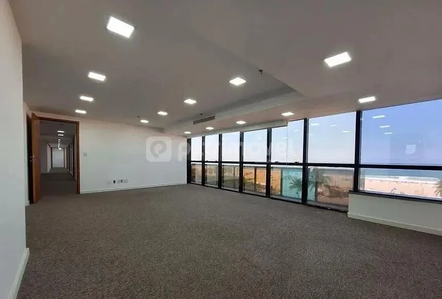Unfurnished 309 m² apartment with air conditioning