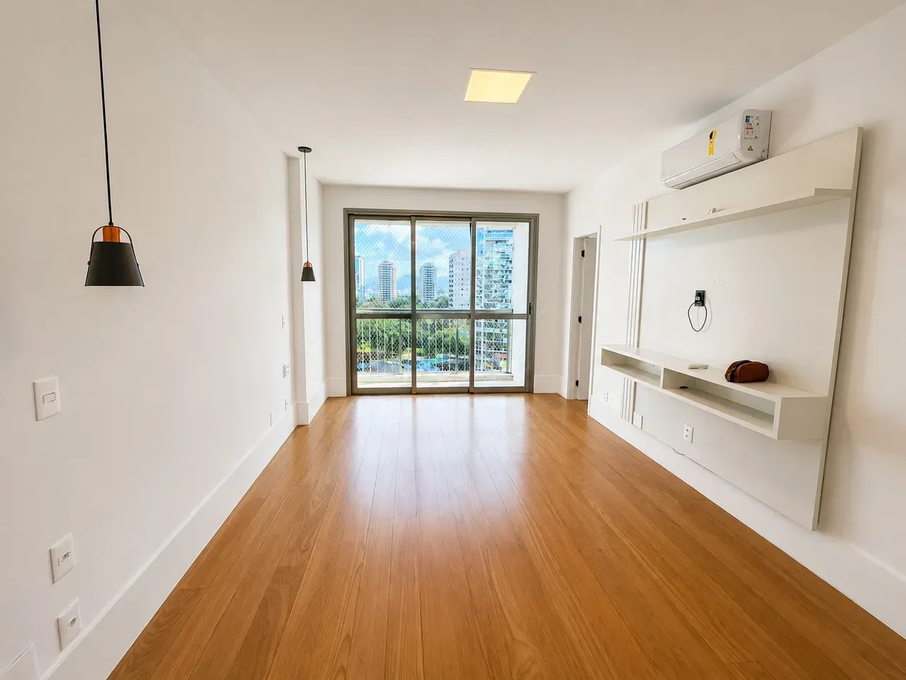 Unfurnished apartment with 4 bedrooms and 5 bathrooms — photo 32