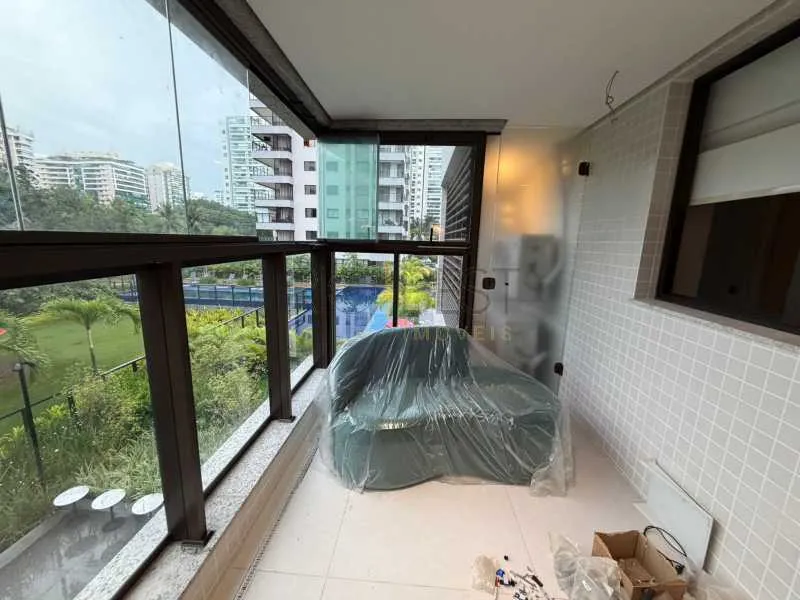 Furnished apartment with 3 suites and glass balcony — photo 18