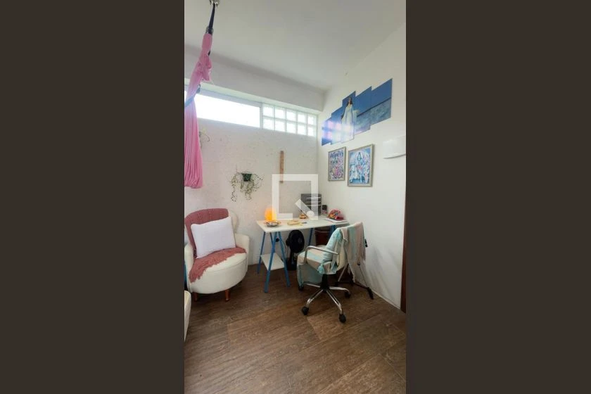 House with 7 bedrooms and 4 parking spaces, compact kitchen — photo 4