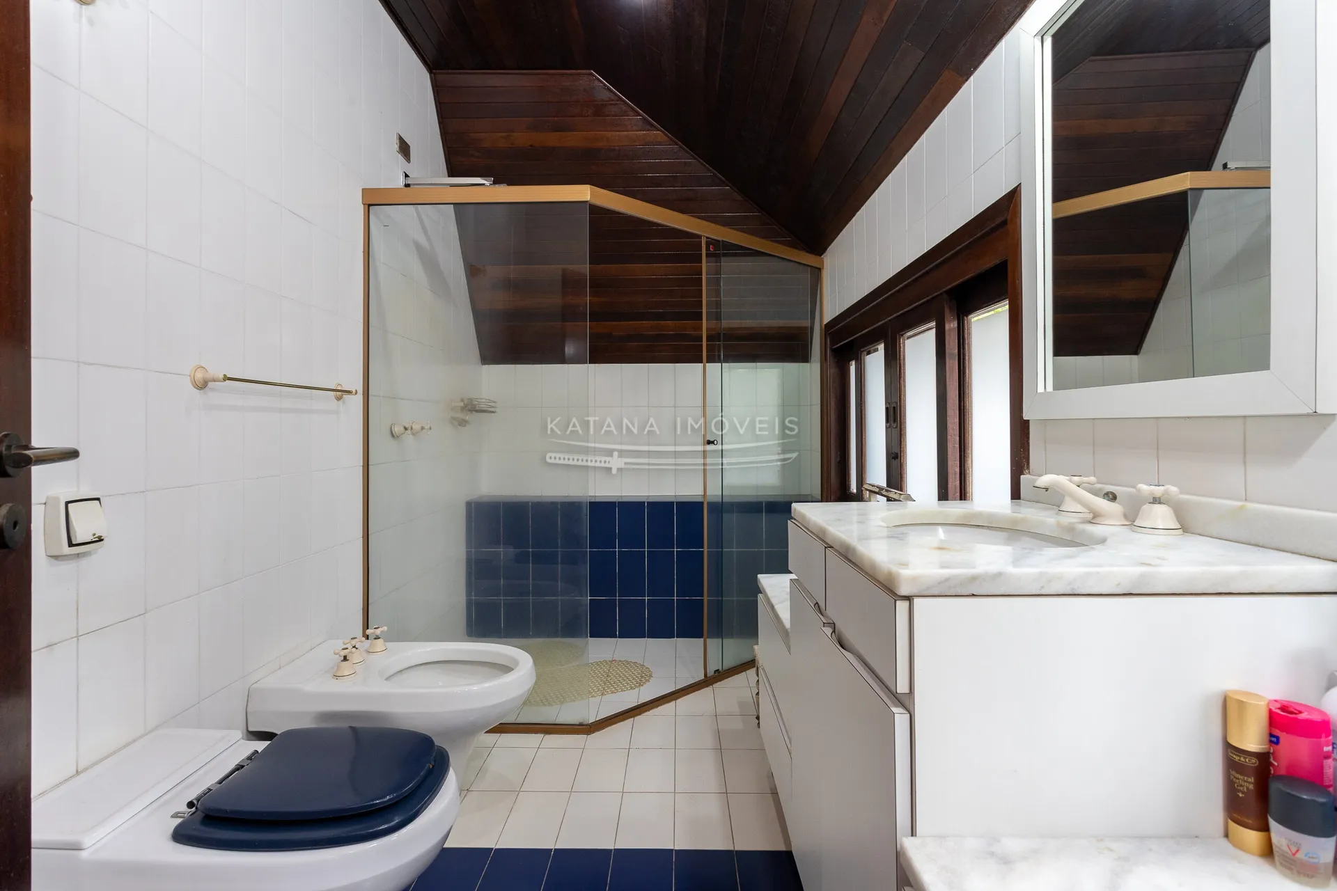 House with a closed kitchen and gas stove, 4 bedrooms — photo 20