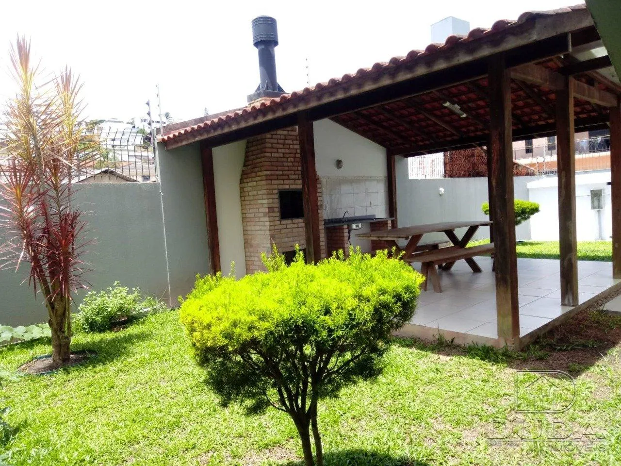 Balcony with a grill in a 2-bedroom apartment, 60 m² — photo 26