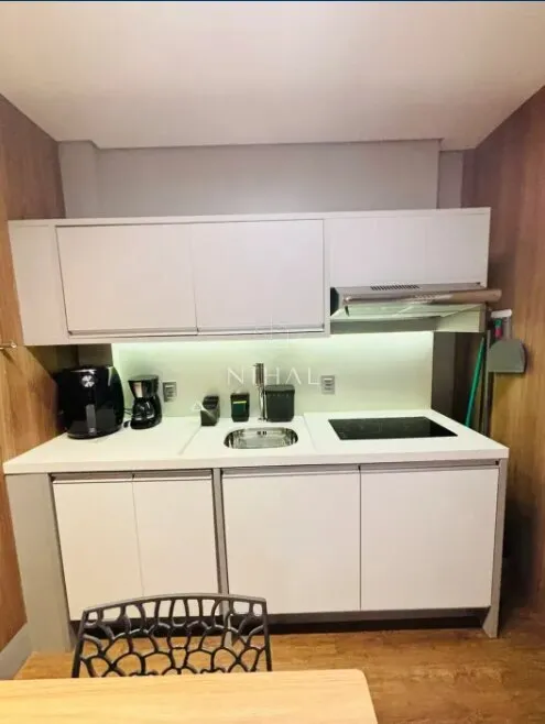 Furnished 1-bedroom apartment with compact kitchenette — photo 10