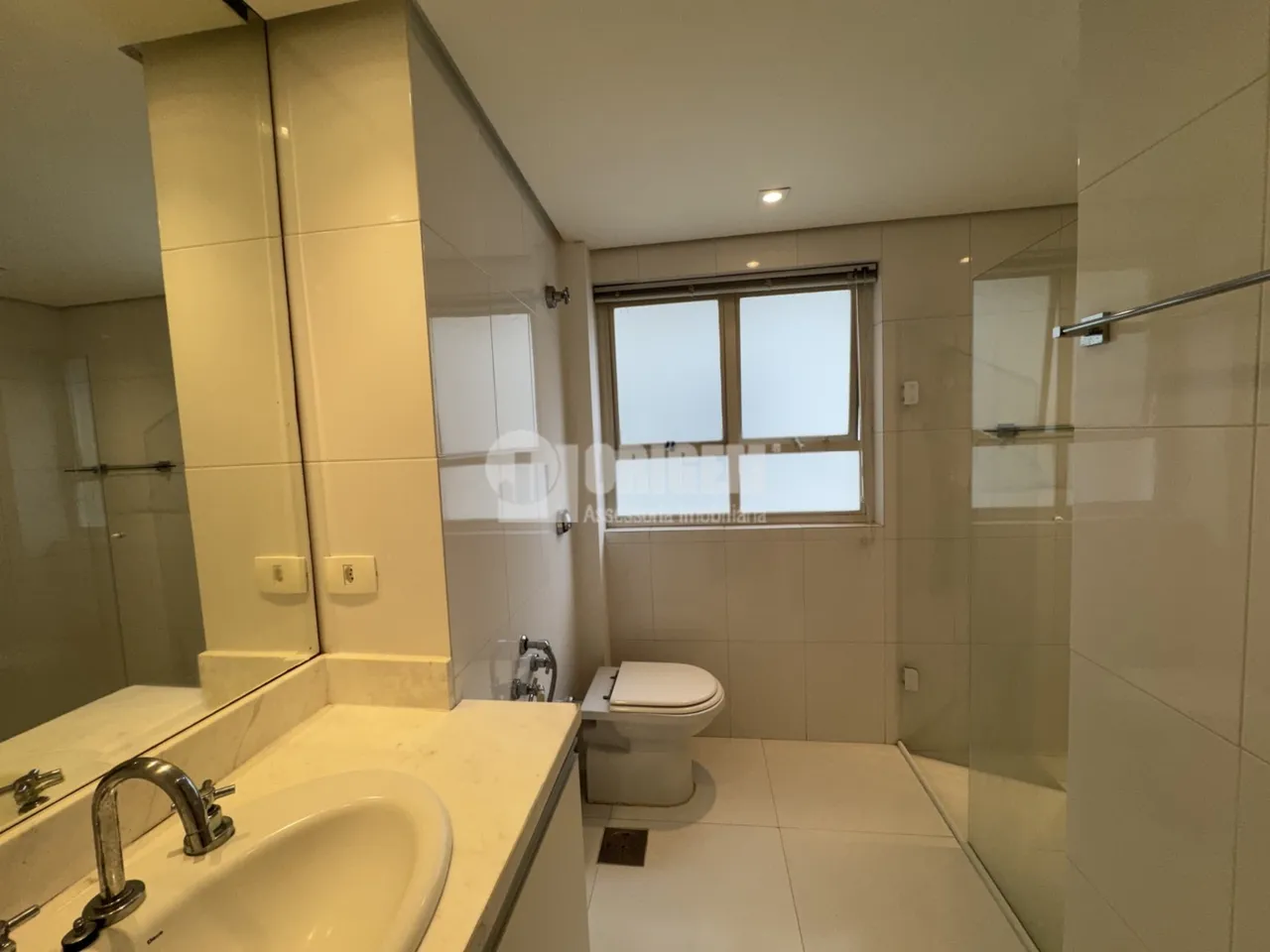 Apartamento de 2 habitaciones con balcón acristalado — photo 17
