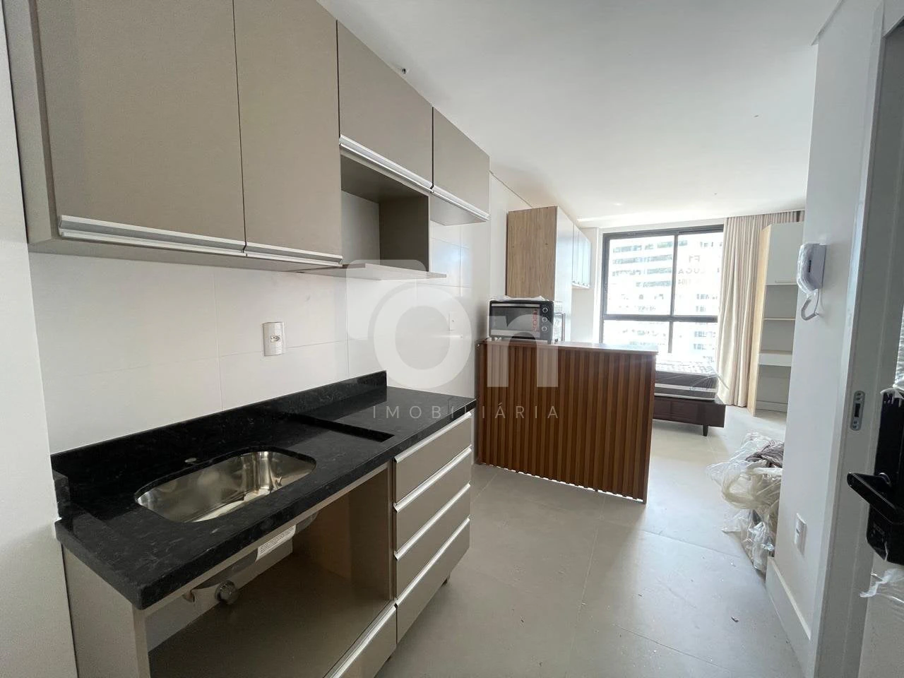 One-bedroom apartment with floor-to-ceiling windows — photo 2