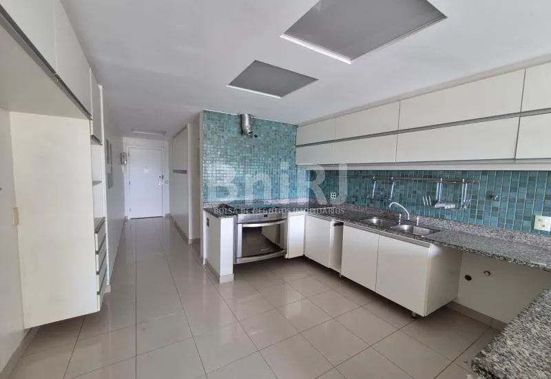 Apartment with 4 bedrooms and a glass balcony — photo 41