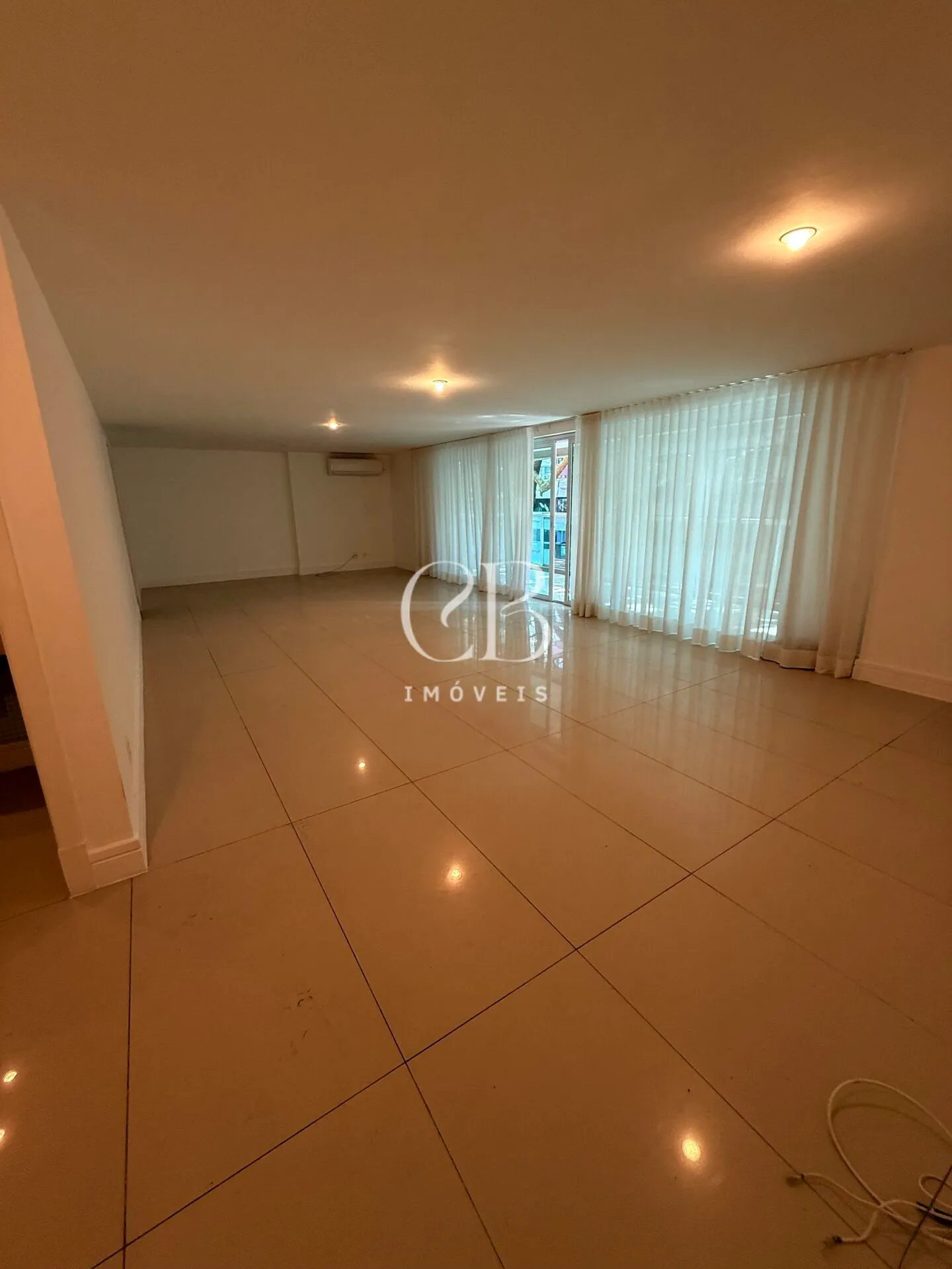 Apartment with 4 bedrooms and a balcony in great condition — photo 3