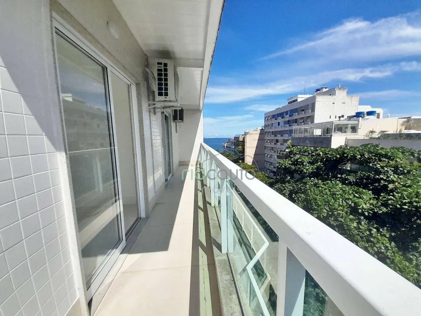 Apartment with 4 bedrooms and a balcony — photo 47