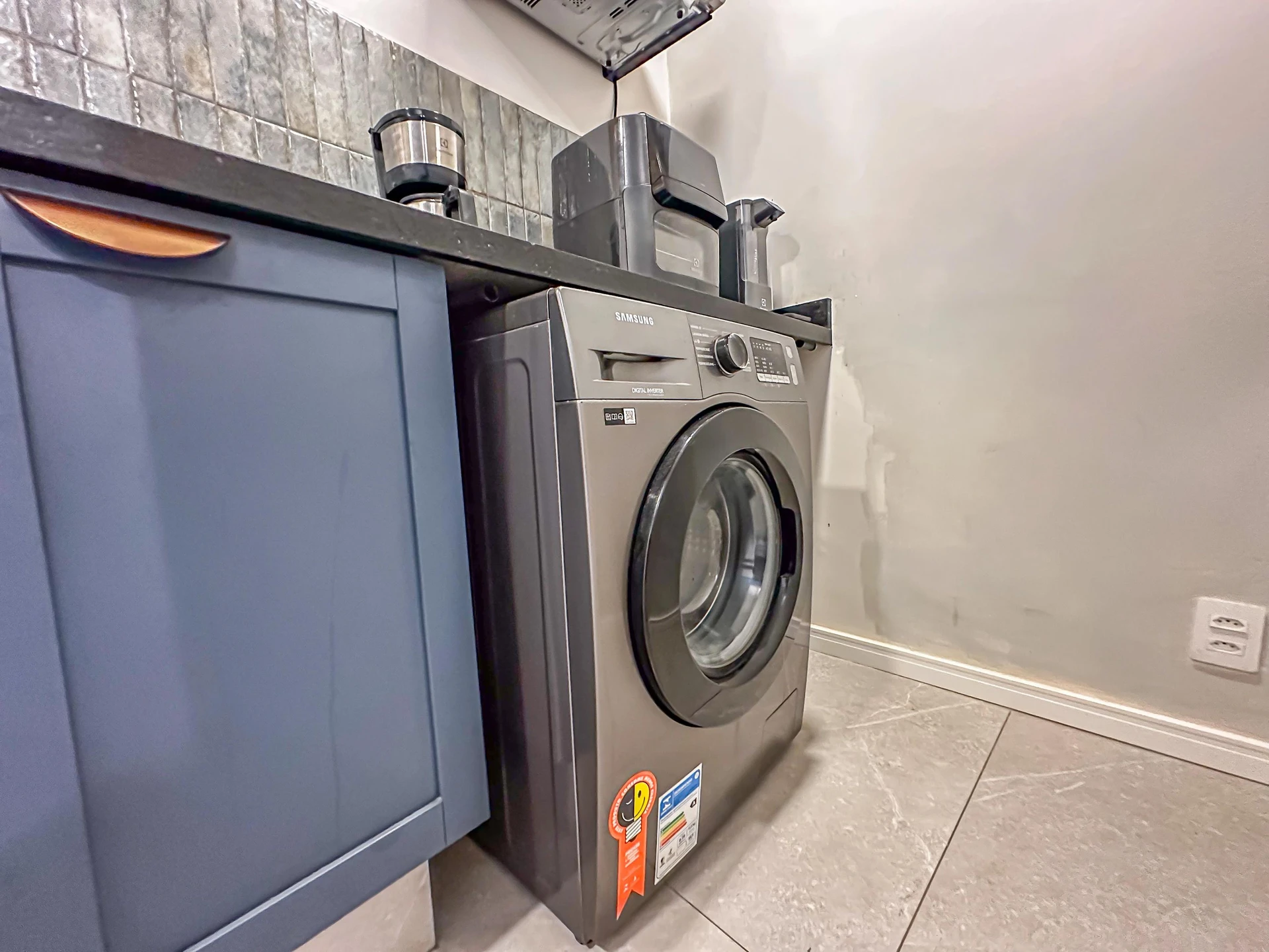 Furnished studio with glass shower and 1 bedroom — photo 7