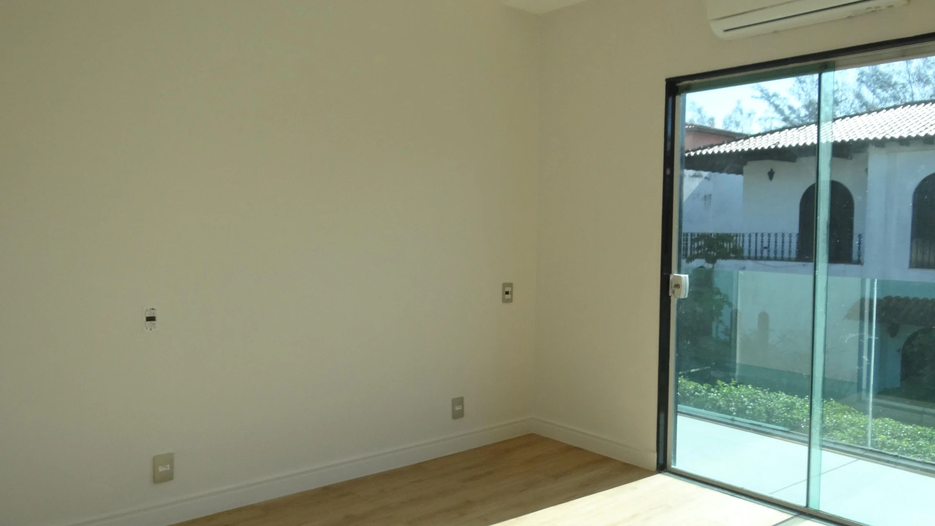 Casa de 384 m² com janelas do piso ao teto e varanda gourmet — photo 108